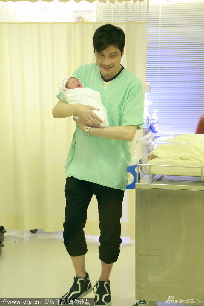 新浪娱乐讯 4月18日下午,罗嘉良的妻子苏岩在香港剖腹产下一女,重6斤6