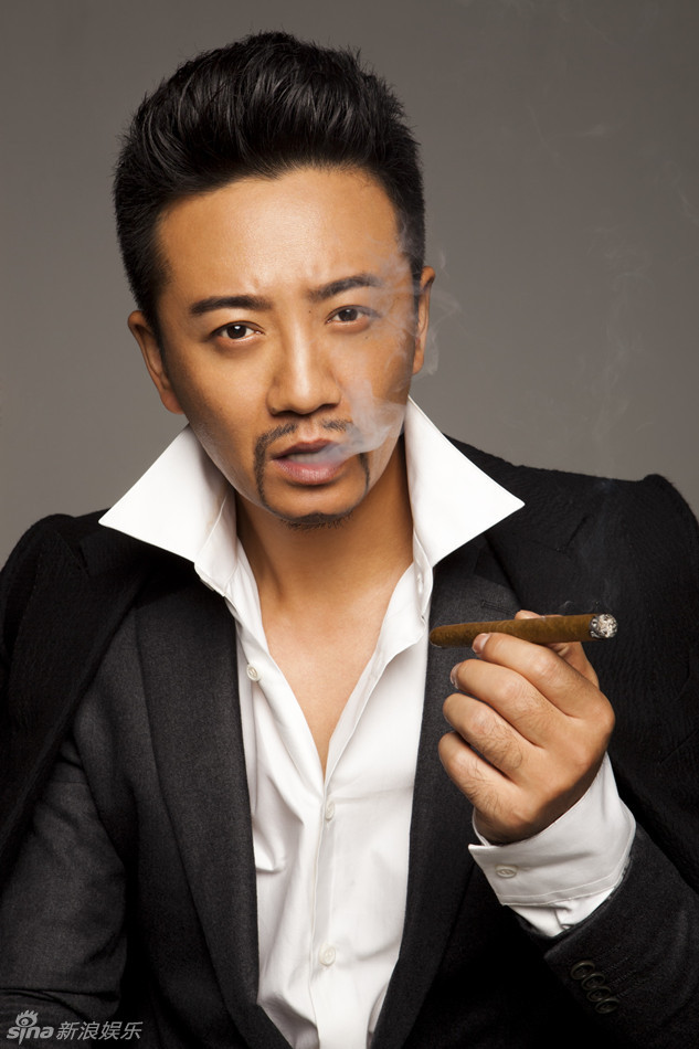 猜你喜欢 4 / 5 新浪娱乐讯 近日,演员张岩曝光了一组时尚写真尽显熟