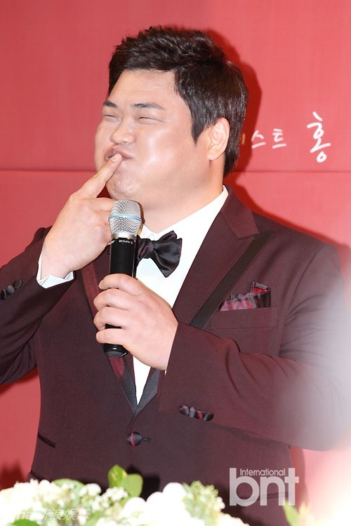 新浪娱乐讯 韩国笑星金俊贤,20日上午11点30分在首尔热恋六年的女友