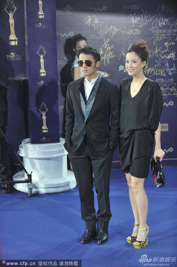 组图:谢霆锋与霍汶希亮相蓝毯 黑超帅气_高清图集_新浪网