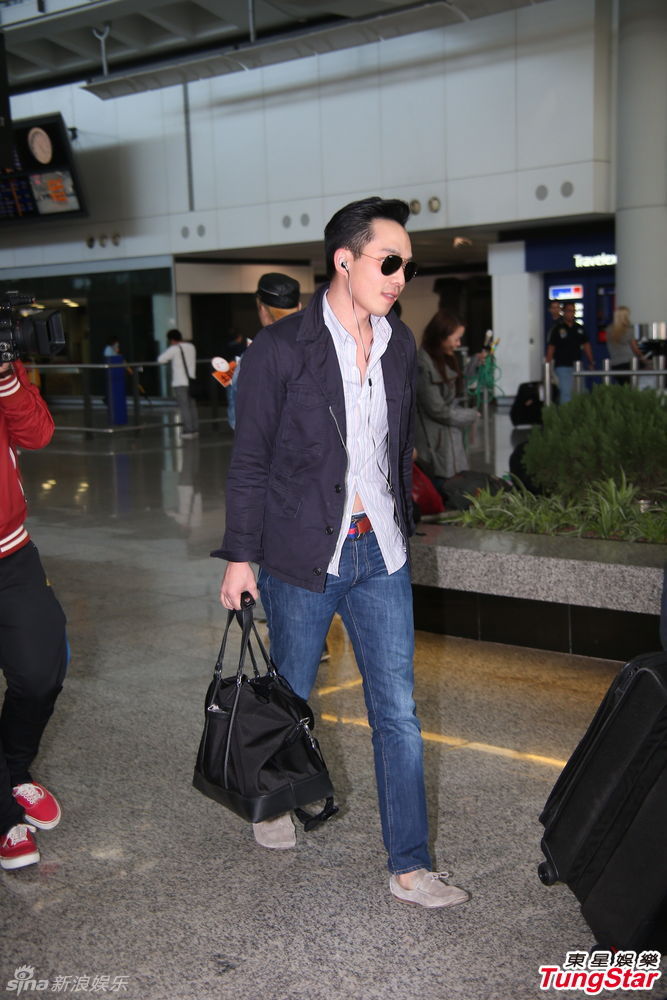 组图钟欣桐男友访港曝女友正在北京拍戏