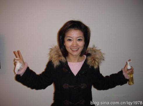 新浪娱乐讯 网曝邱启明娇妻李菡卧室照,清丽出镜十分甜美.