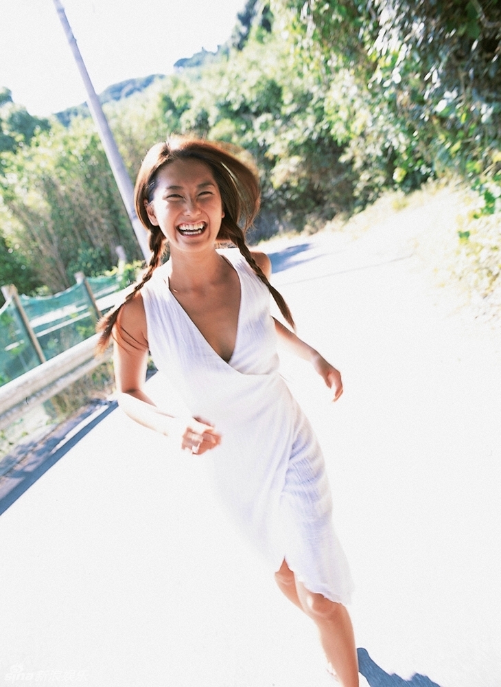 人间蒸发曝阿布真理夏日清纯写真