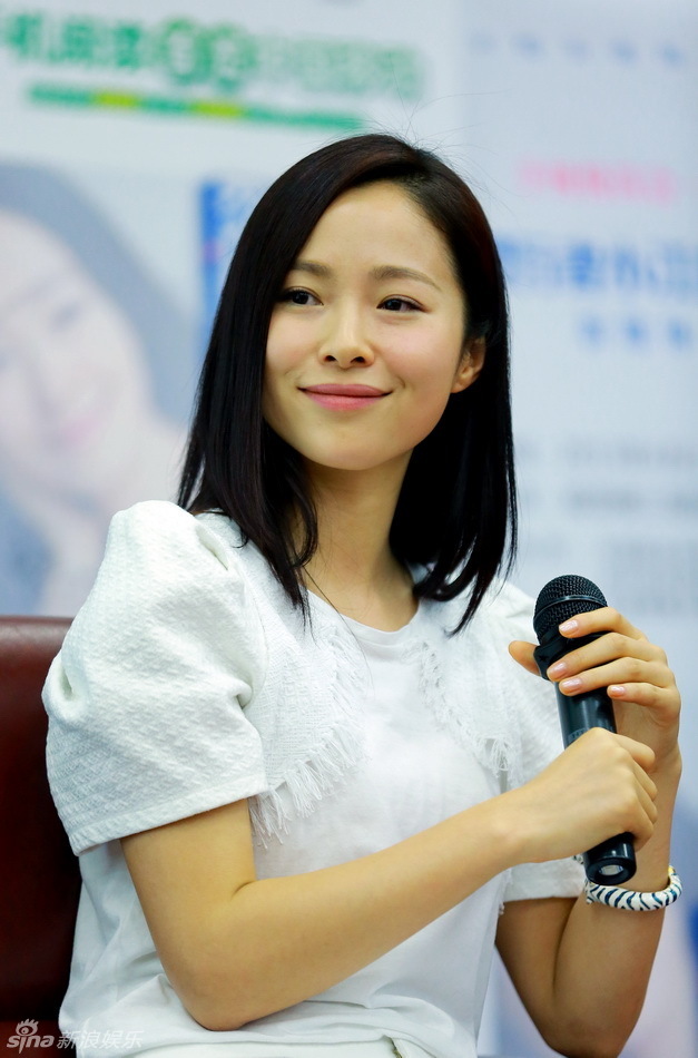 江一燕纯美亮相校园