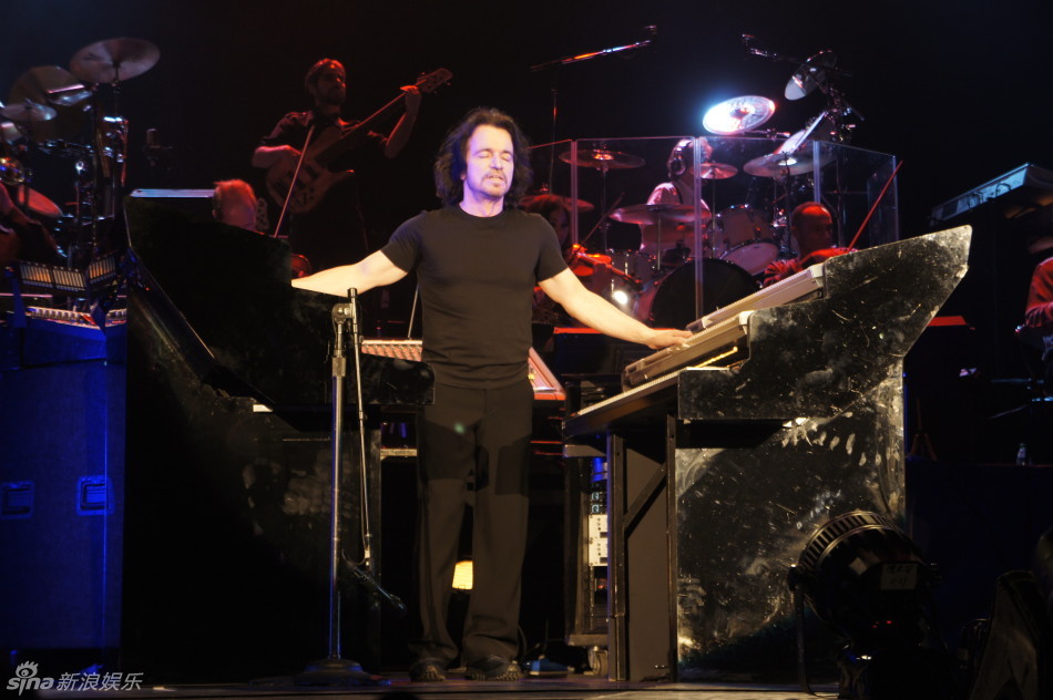 雅尼奏响申城 中文问候歌迷献曲给雅安