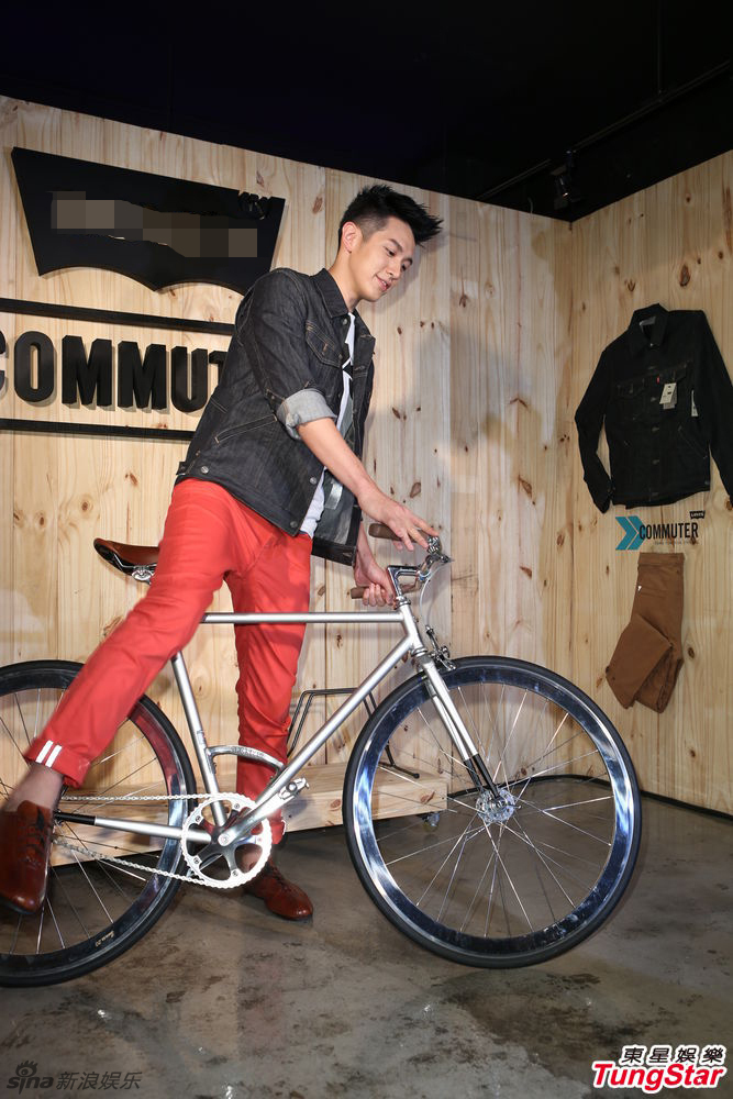 柯震东帅气亮相演绎单车少年