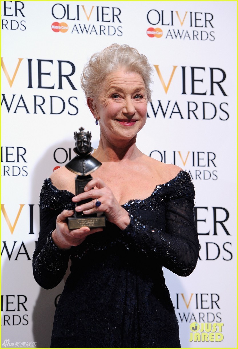 67岁海伦米伦低胸蓝裙领取奥利弗奖