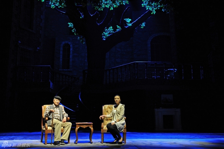 52 1 / 6 新浪娱乐讯 日前,由濮存昕,孙茜等接棒演出的话剧《甲子园》