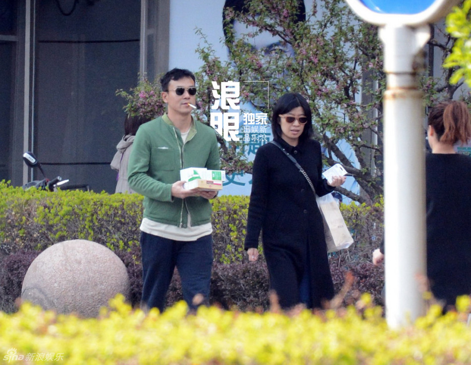 廖凡与编剧女友甜蜜逛街