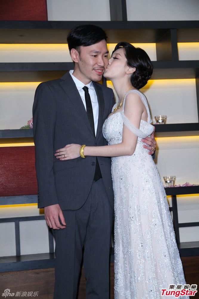 组图:20岁怀孕女星爆乳嫁张菲32岁儿子_高清图集_新浪网