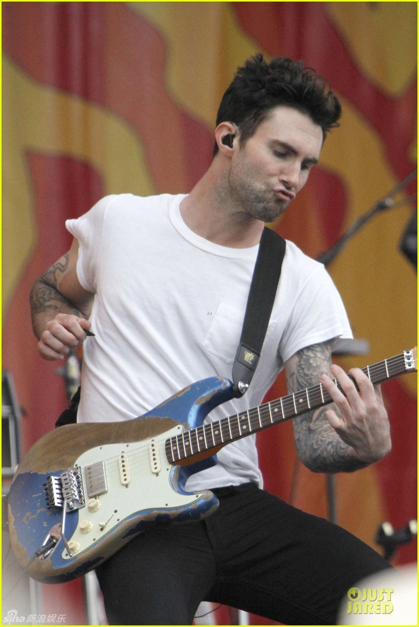 组图:魔力红热力献唱 亚当身姿妖娆表情逗笑_高清图集_新浪网