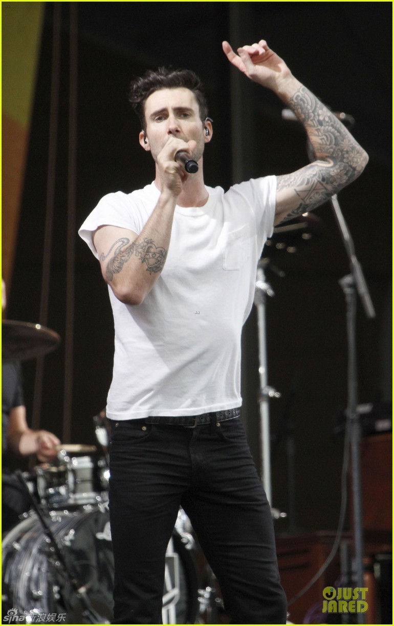 组图:魔力红热力献唱 亚当身姿妖娆表情逗笑_高清图集_新浪网