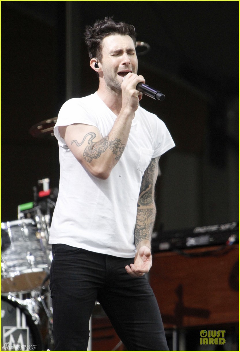 魔力红热力献唱亚当身姿妖娆表情逗笑