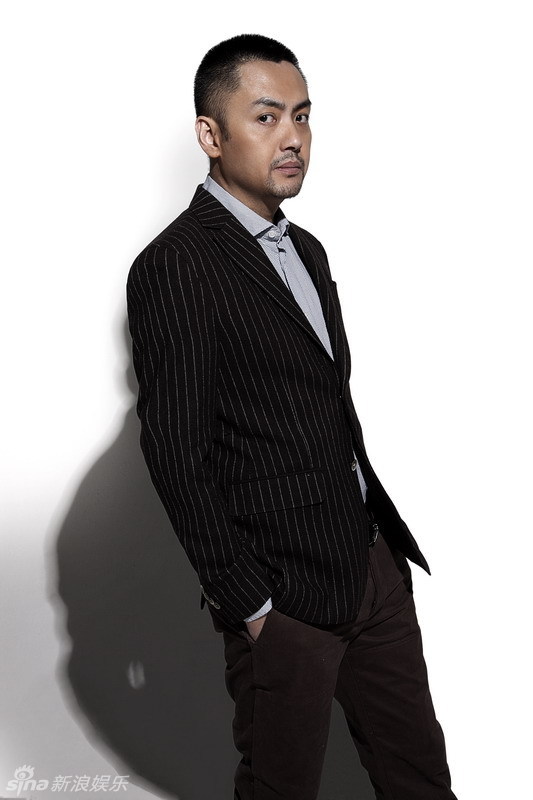 镜头记录下了朱宏嘉豪爽,霸气冷酷,睿智内敛,粗犷帅气的多变气质,儒雅