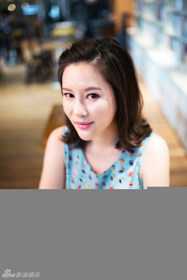 袁茵夏日清爽写真曝光 甜美笑容文艺范