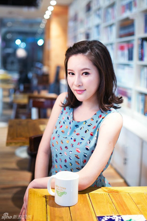 袁茵夏日清爽写真曝光甜美笑容文艺范