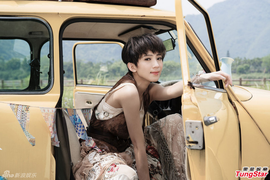 戴佩妮摩登吉普赛写真 复古红唇秀美腿