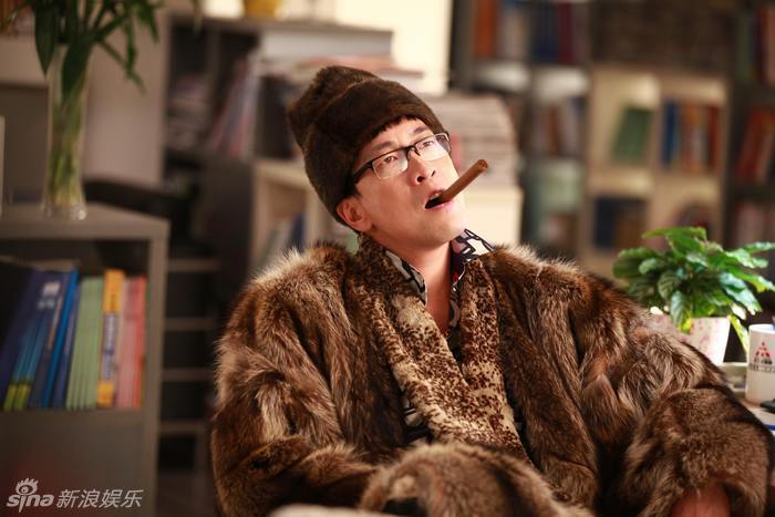 部故事》饰演财经编辑刘向前的王千源,日前以霸气的座山雕造型示人