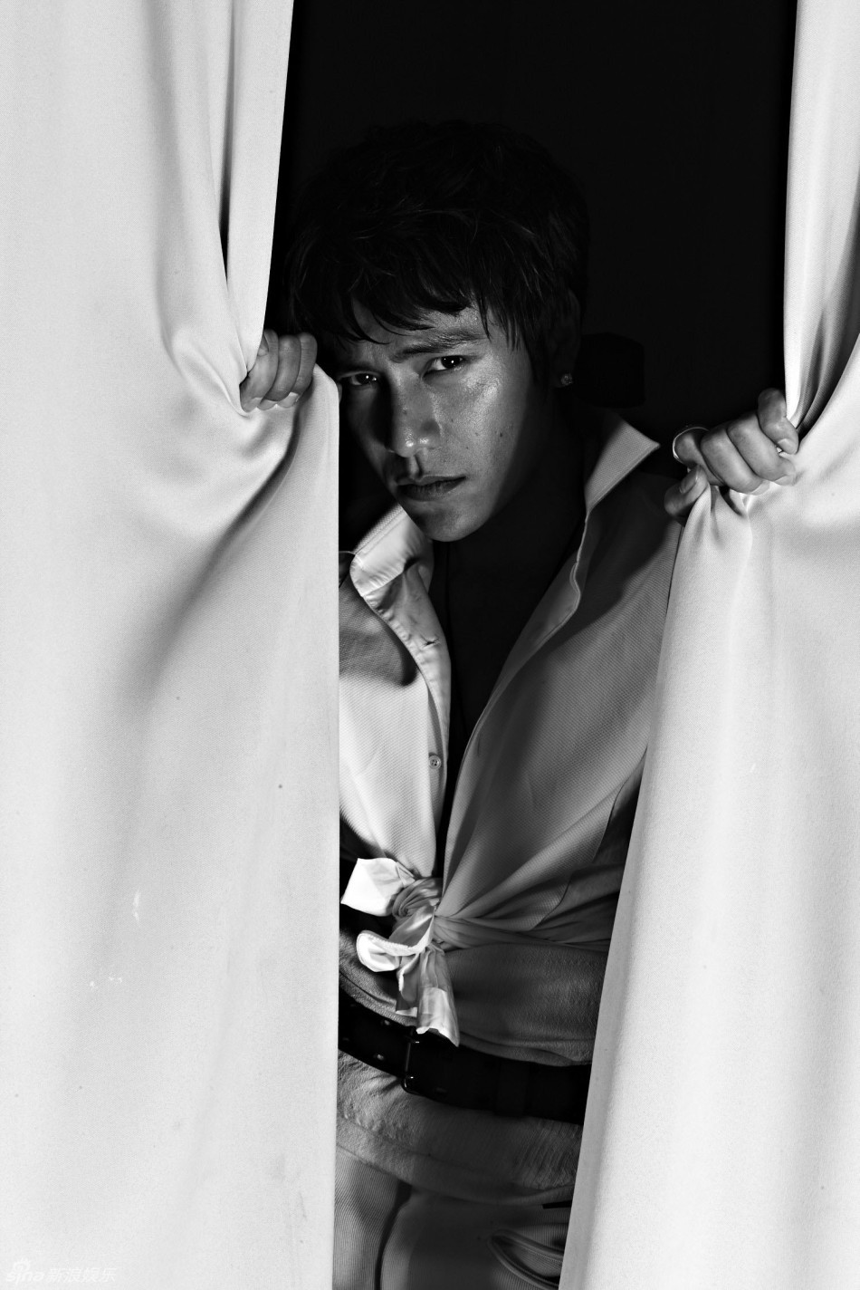 组图:陈坤登杂志封面 罕见露臂部纹身野性神秘_高清图集_新浪网