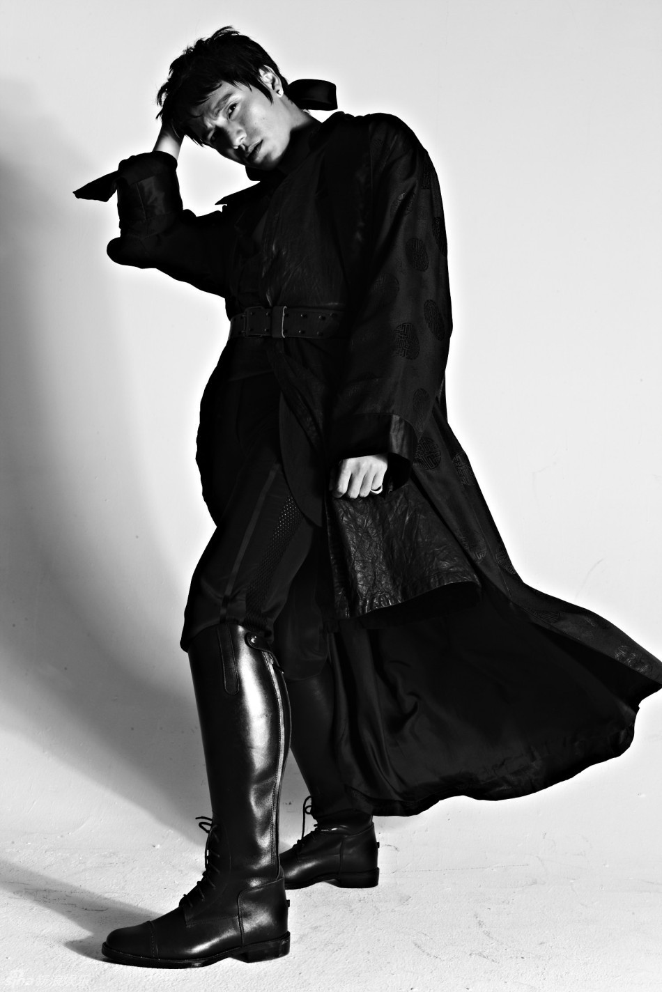 组图:陈坤登杂志封面 罕见露臂部纹身野性神秘_高清图集_新浪网