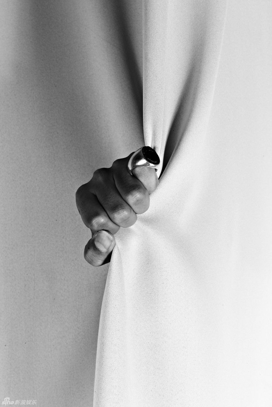 组图:陈坤登杂志封面 罕见露臂部纹身野性神秘_高清图集_新浪网