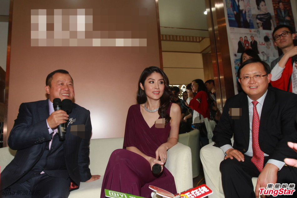 陈慧琳酒红长裙亮相优雅妩媚