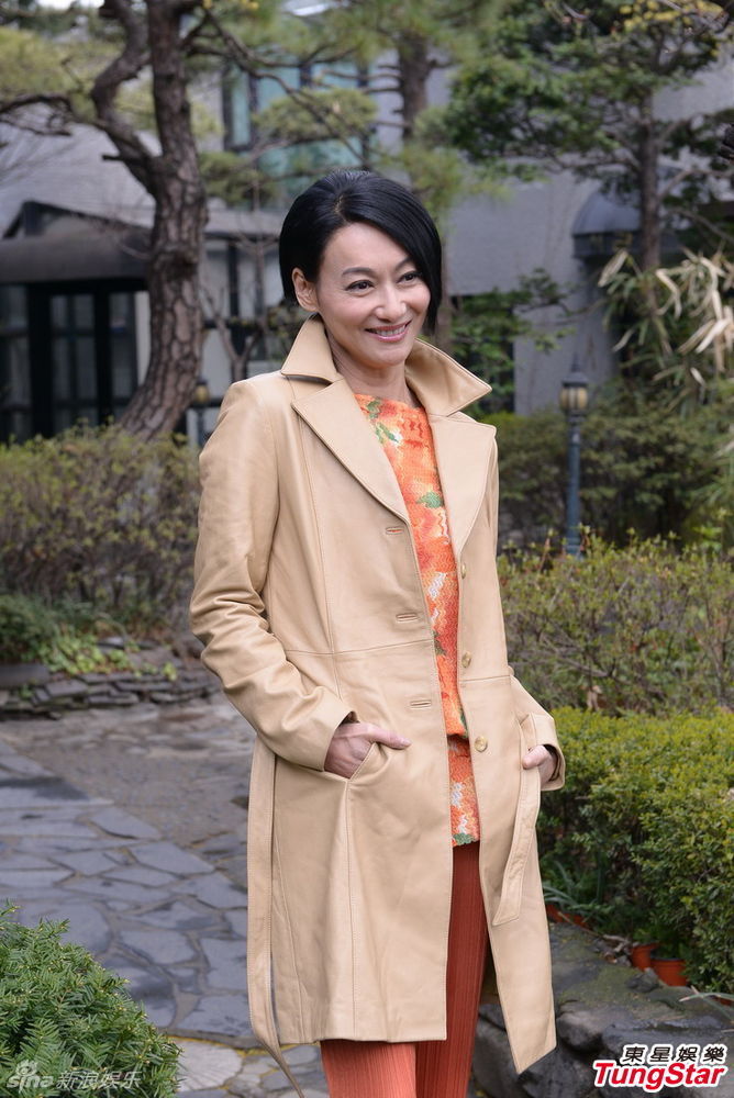 惠英红橘色套装受访气场十足