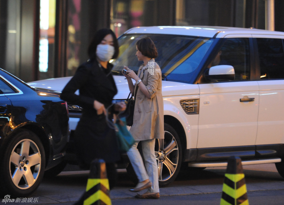 董卿素颜逛商场