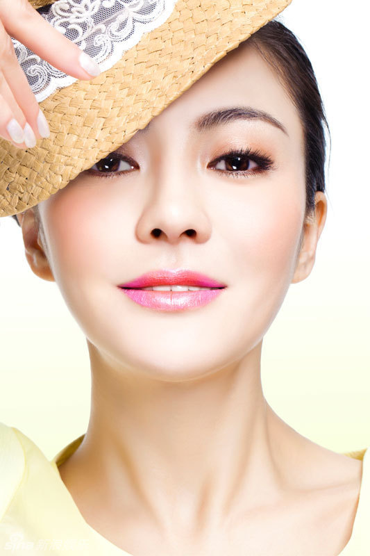 大片中的樊蕊,面容精致水嫩可人,灵动的双眸里无不映射出柔软细致的