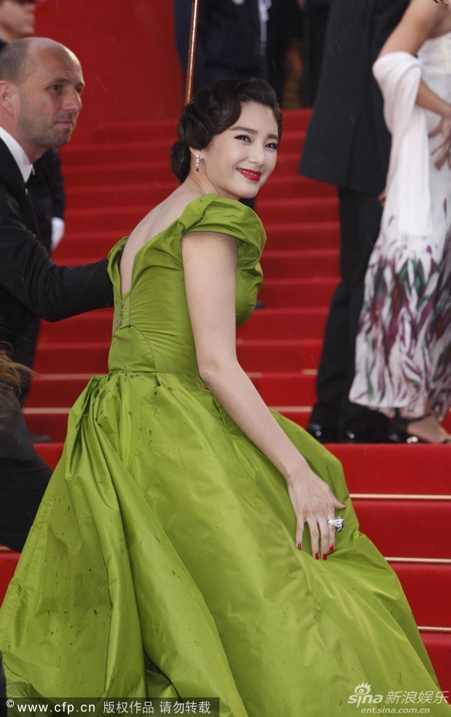 张雨绮绿裙秀性感