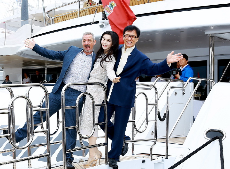 组图:《绝地逃亡》见面会 范冰冰强抱成龙_高清图集_新浪网