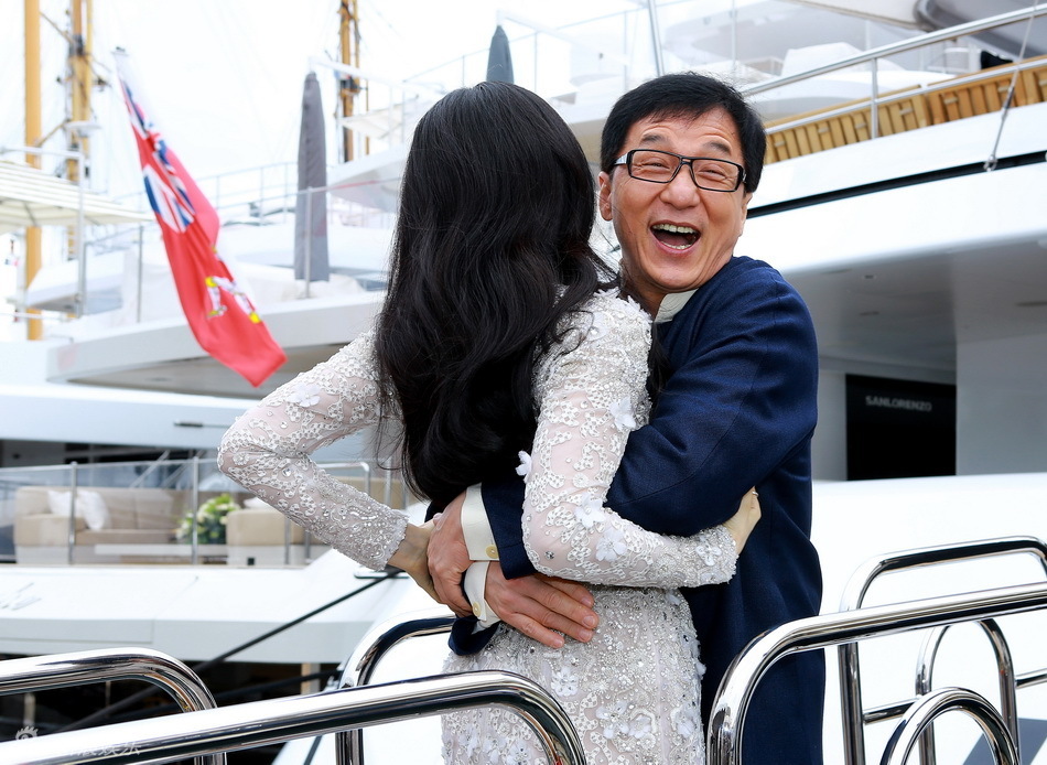 组图:《绝地逃亡》见面会 范冰冰强抱成龙_高清图集_新浪网