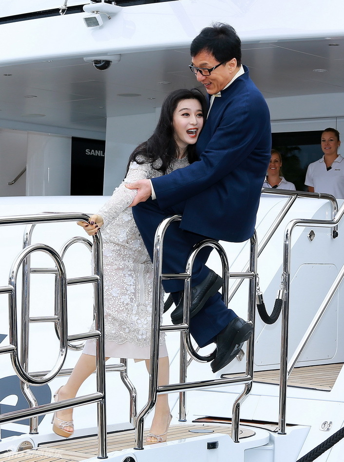 组图:《绝地逃亡》见面会 范冰冰强抱成龙_高清图集_新浪网