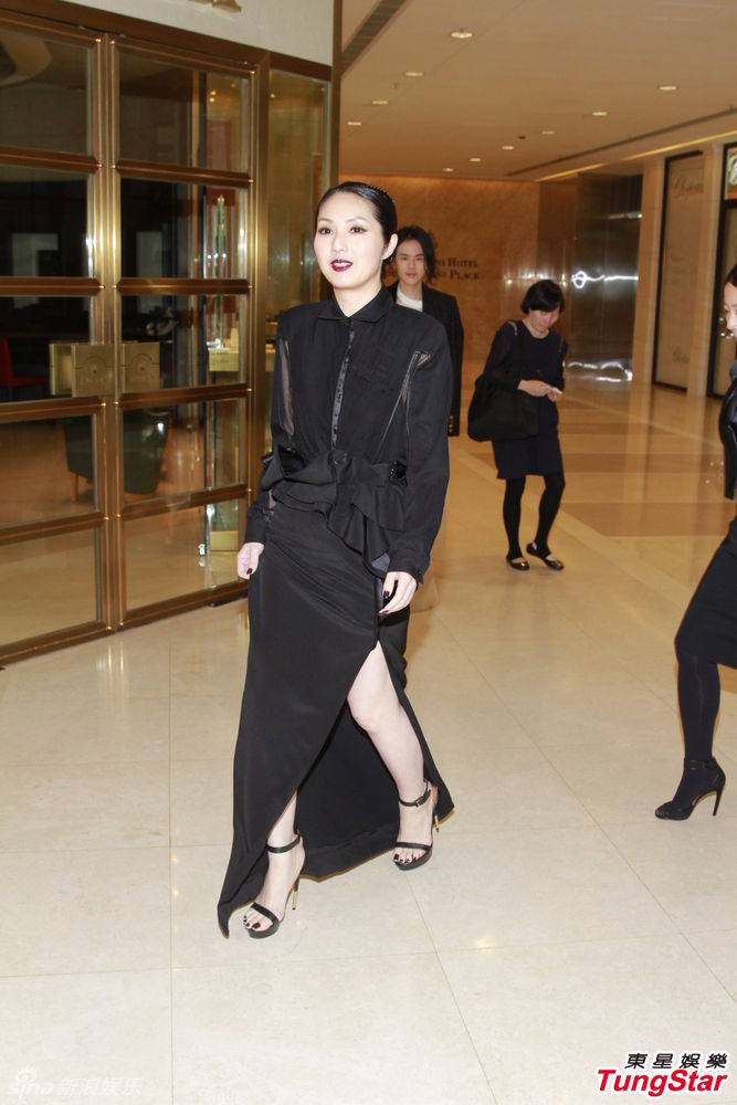 杨千嬅开叉露背再走性感风