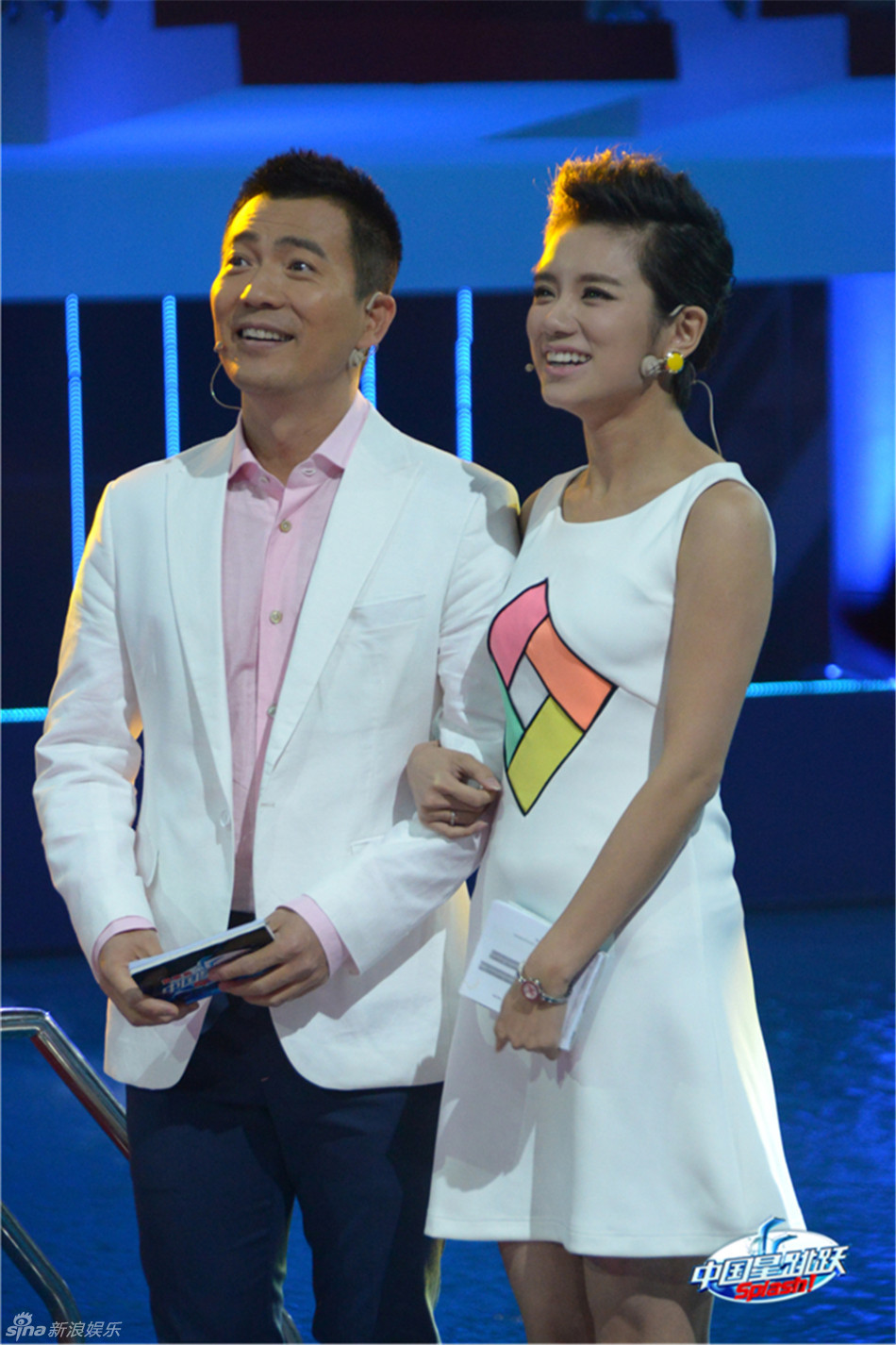 蔡妍为大家加油