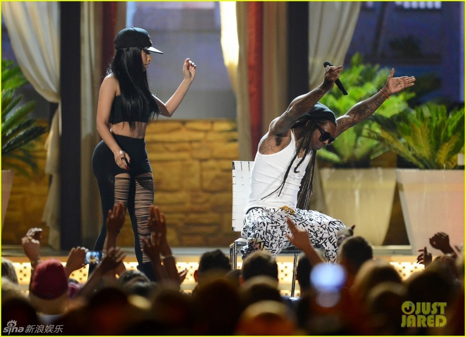 组图:尼基米娜搭李尔-韦恩现场贴身辣舞_高清图集_新浪网