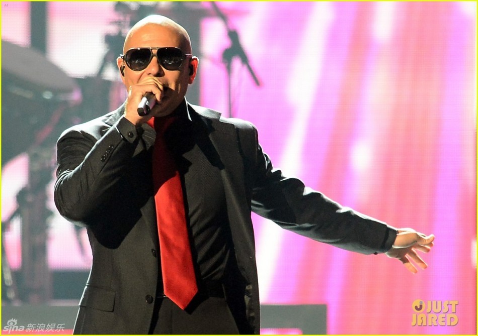 组图:克里斯蒂娜瘦身成功 公告牌上低胸装亮相_高清图集_新浪网