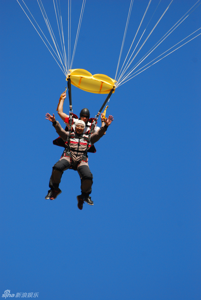 组图:涂松岩挑战极限高空跳伞 摆姿势嗨翻天_高清图集_新浪网