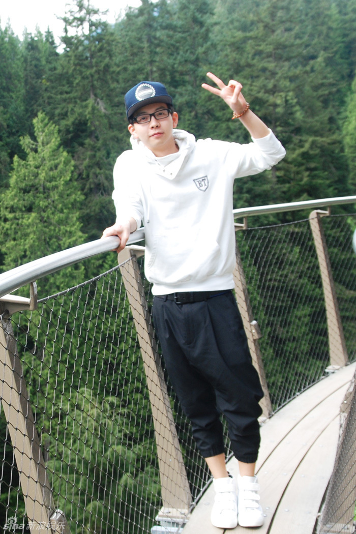 胡夏温哥华街头与大玩偶搞怪合影