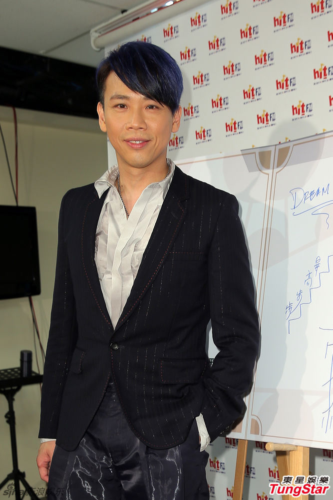 新浪娱乐讯 陶喆上电台宣传新专辑,电台请他写下祝福话语.