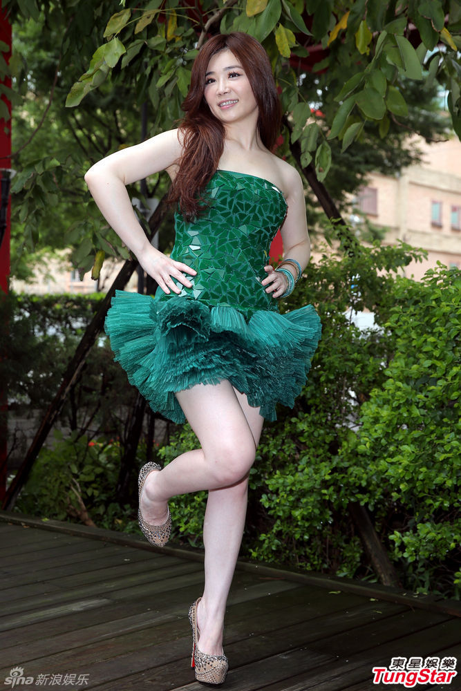 黄思婷马甲短裙秀身材