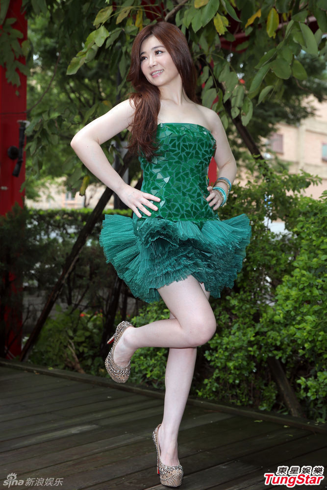 黄思婷马甲短裙秀身材