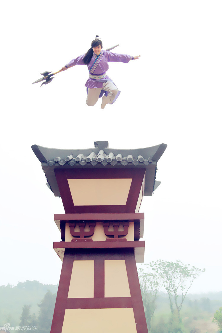 电视剧《隋唐英雄3》再度曝光一组剧照,内地演员张睿化身紫衣少侠罗通