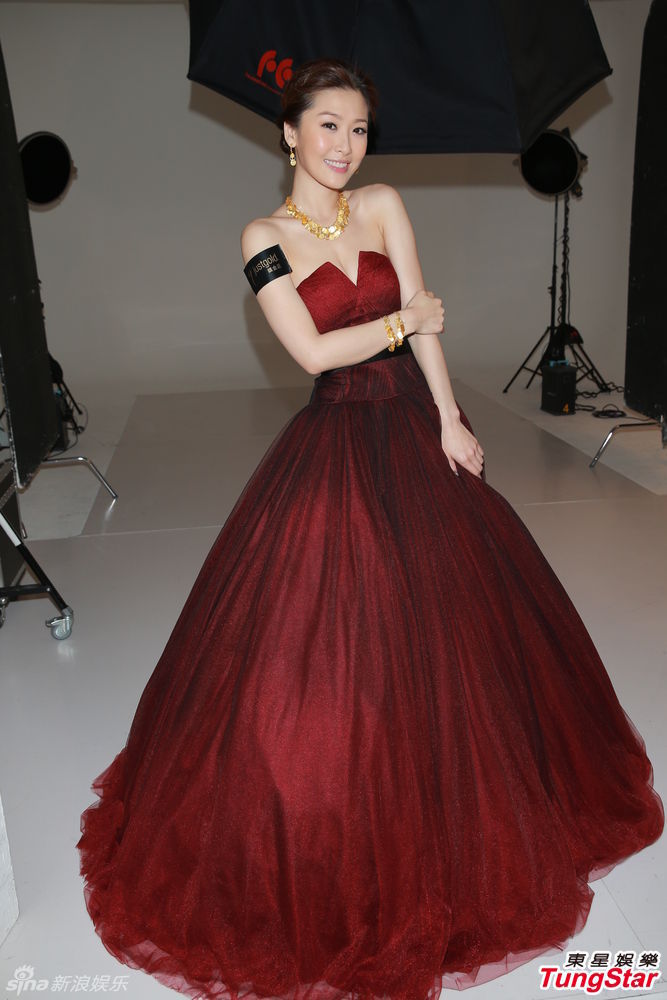 周丽淇红裙高贵代言 称寻真爱不排除闪婚