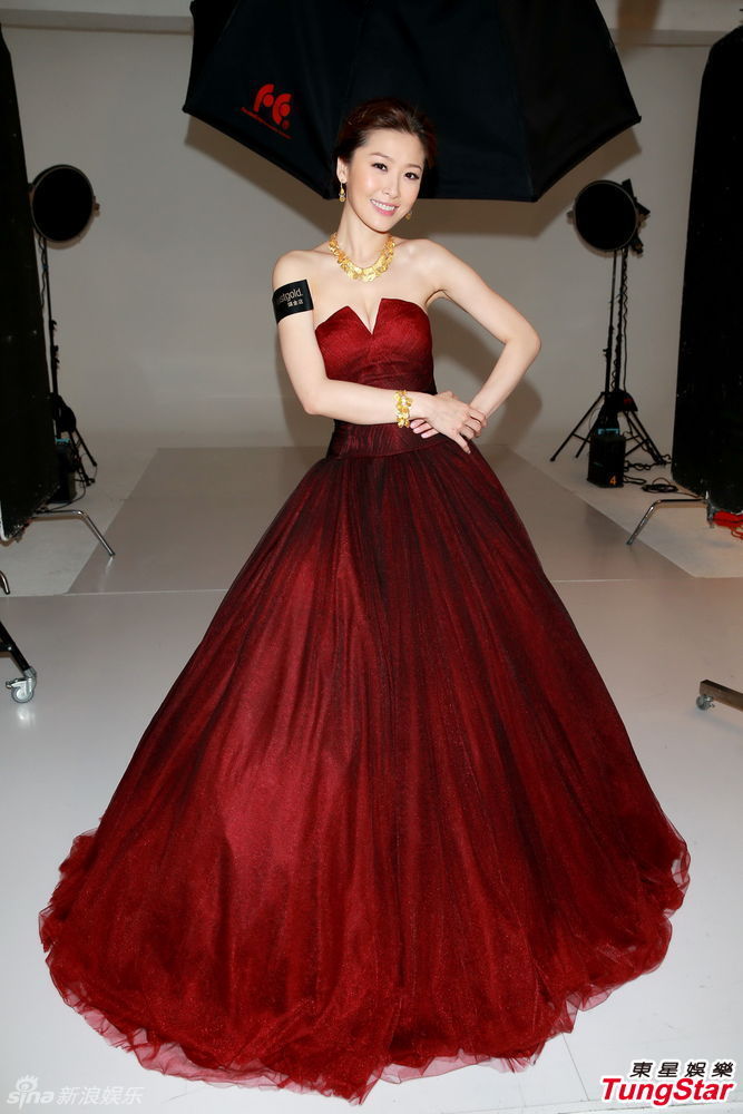 周丽淇红裙高贵代言 称寻真爱不排除闪婚