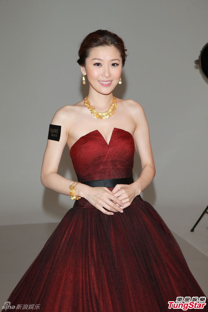 周丽淇红裙高贵代言 称寻真爱不排除闪婚