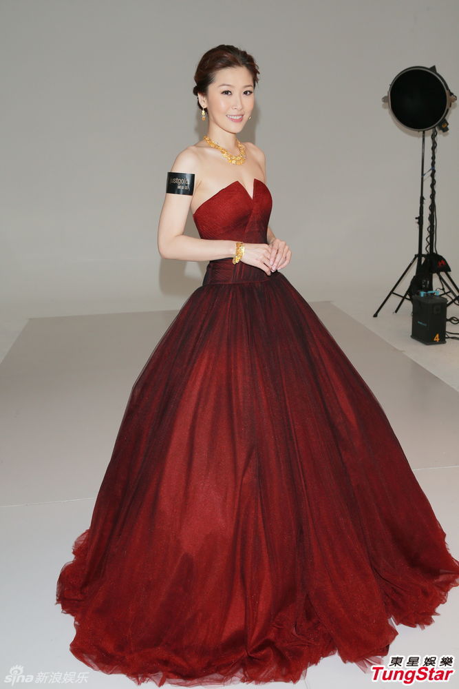 周丽淇红裙高贵代言 称寻真爱不排除闪婚