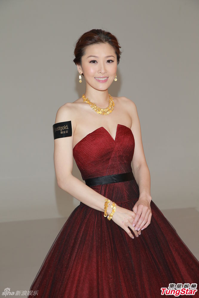 周丽淇红裙高贵代言 称寻真爱不排除闪婚