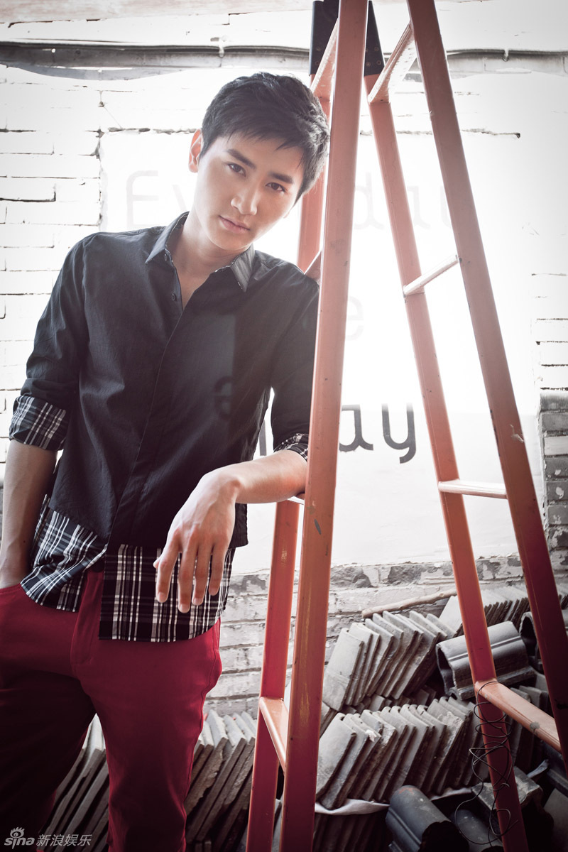 李彦希红黑搭配彰显型男魅力