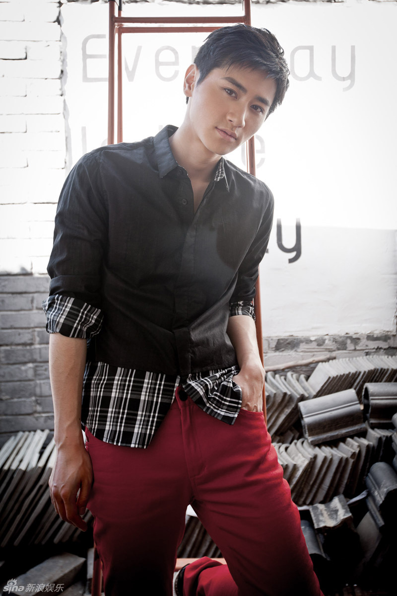 李彦希红黑搭配彰显型男魅力